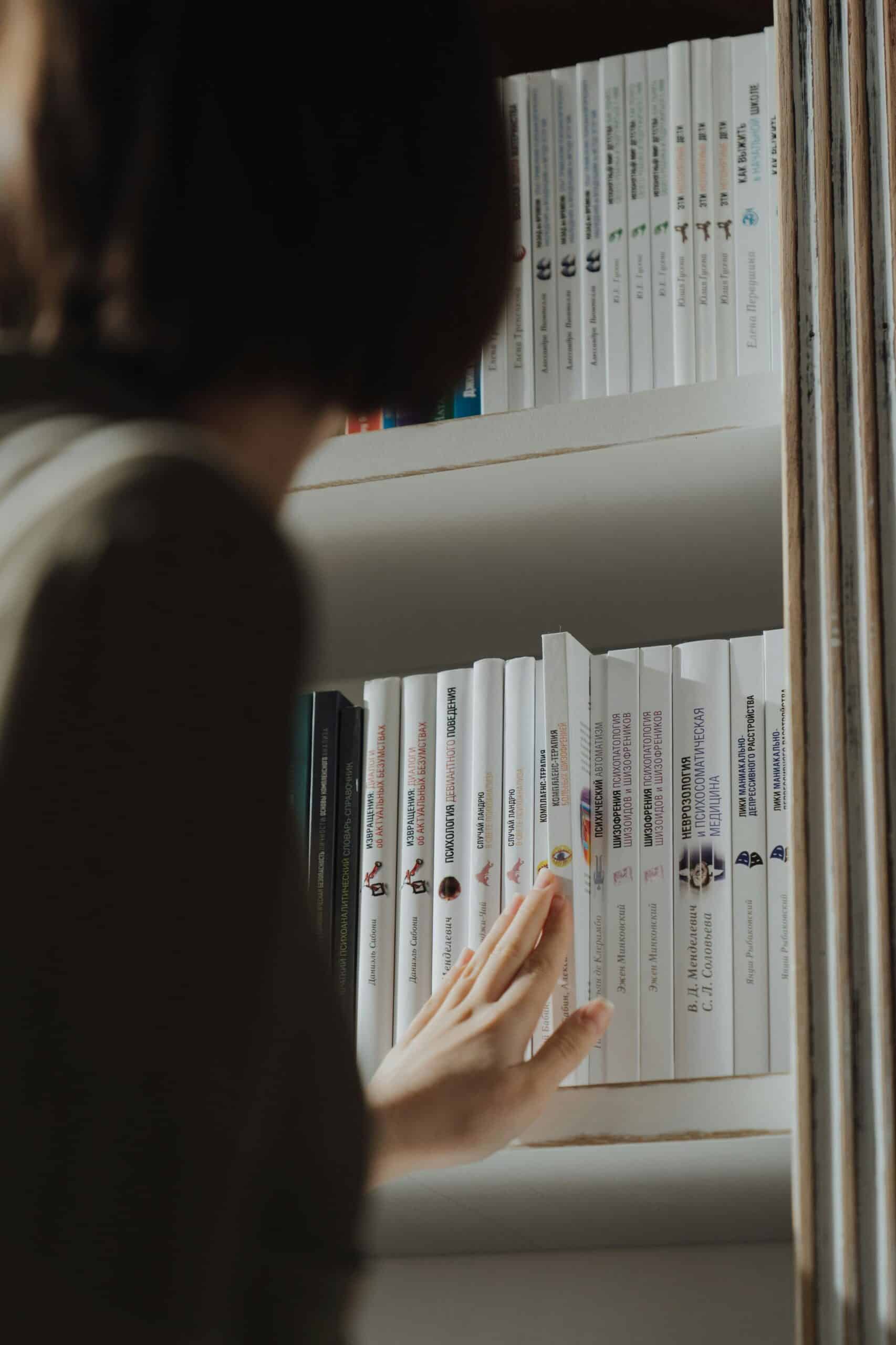 Une femme qui travaille dans le monde de l'édition après avoir fait un BTS Édition.